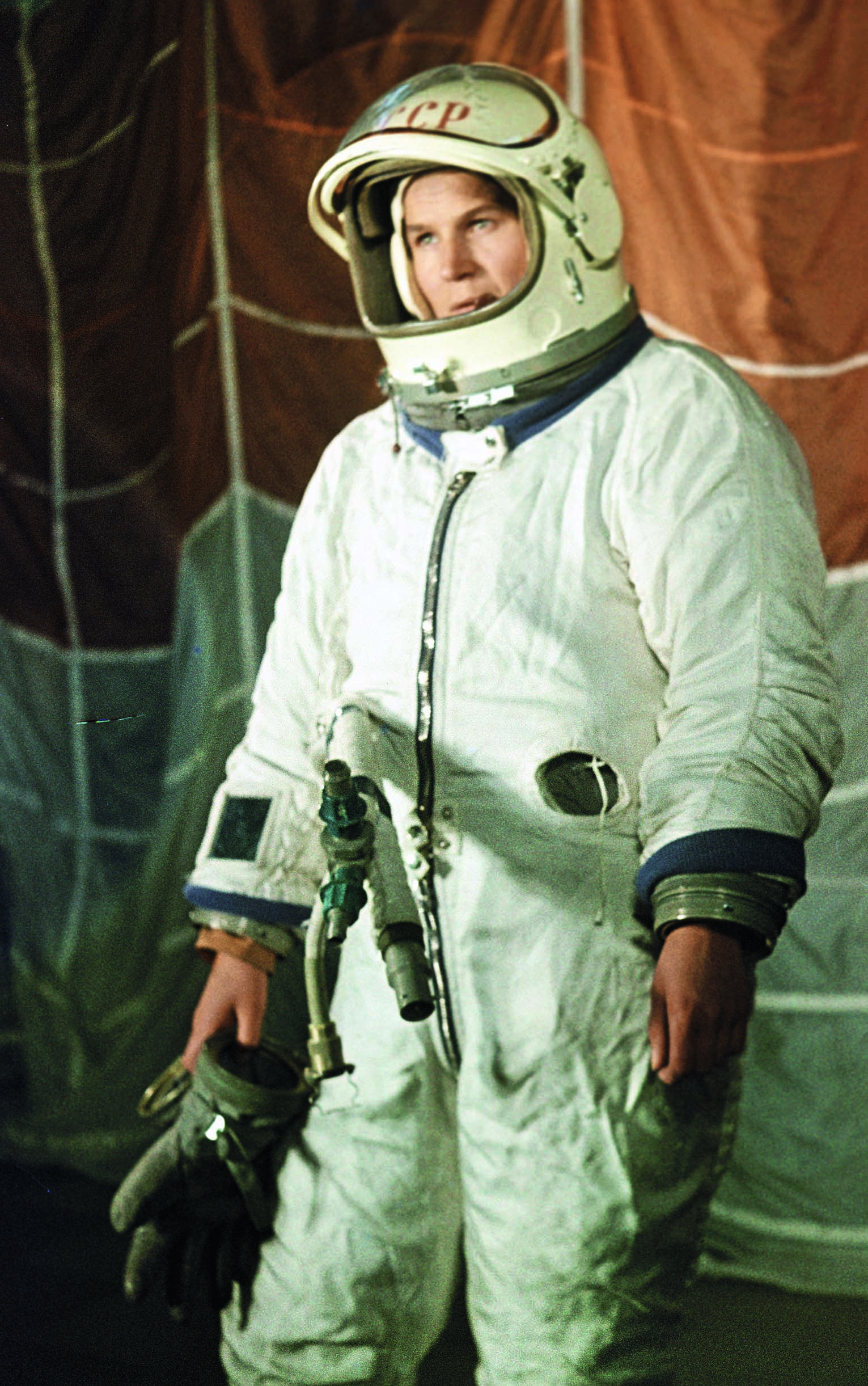 Скафандр первых советских космонавтов. Терешкова в скафандре в полный рост.